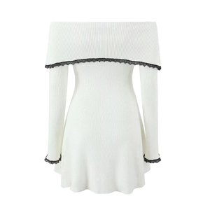 Detalle del vestido de punto blanco con hombros descubiertos y encaje negro fino