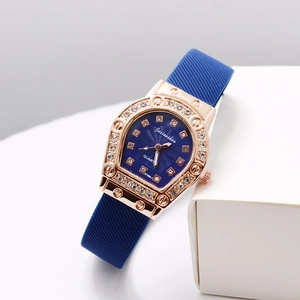 Detail der roségoldenen Tonneau-Uhr mit blauem Zifferblatt und Kristalldekor