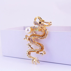 Porte-clés dragon doré orné de cristaux colorés et d'une grande perle blanche