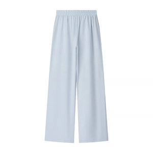 Détail du pantalon large en coton et lin bleu clair avec taille élastique confortable