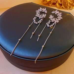 Boucles d'oreilles feuilles en zircon avec glands perlés en finition argentée pour femme