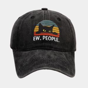Détail de la casquette délavée noire avec imprimé chat et inscription 'EW, PEOPLE'