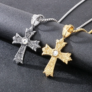 Détail de pendentifs croix gothiques en or et argent avec centres en cristal poli