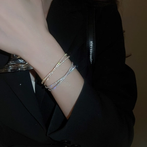 Gros plan d'un bracelet multi-rangs en argent scintillant avec zircons sur un poignet