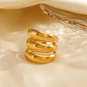 Anello multistrato in acciaio inossidabile placcato oro 18K su seta beige elegante