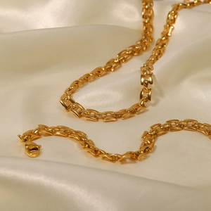 Bracelet et collier élégants en acier inoxydable plaqué or 18 carats sur de la soie