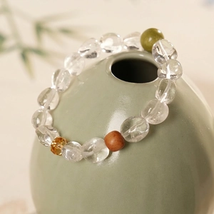 Bracelet élégant en cristal blanc avec jade vert et bois de santal sur vase en céramique