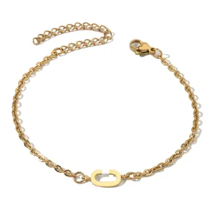 Detail eines 18K vergoldeten Armbands mit Buchstaben-C-Anhänger und Karabinerverschluss