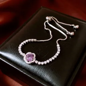 Bracelet ajustable en argent avec cristal violet et design halo sur boîte en cuir noir