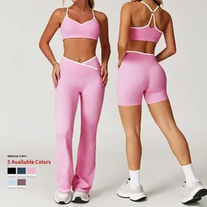 Roze sportset voor dames met V-hals top en yoga broek met hoge taille en contrast