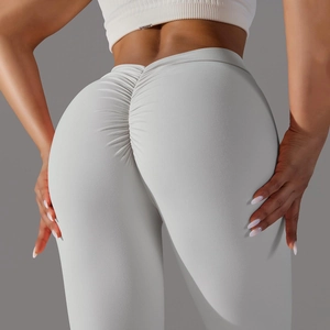 Détail du legging de yoga gris à taille haute avec effet push-up fessier froncé