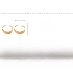 Vue détaillée des boucles d'oreilles dorées mates en C, hauteur 5,7 cm et largeur 2 cm