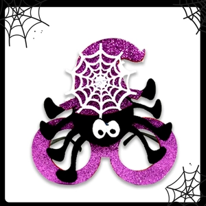 Détail de lunettes d'Halloween violettes pailletées avec petite araignée et chapeau de sorcière