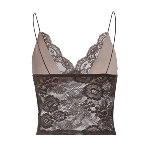 Vue détaillée d'un caraco marron en dentelle avec satin soyeux et bordure florale