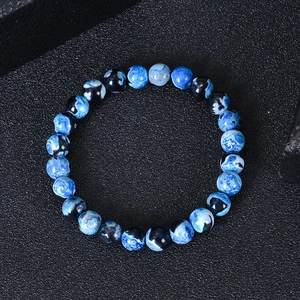 Macro-opname van de blauwe agaat natuurstenen kralenarmband met zwarte gemêleerde details