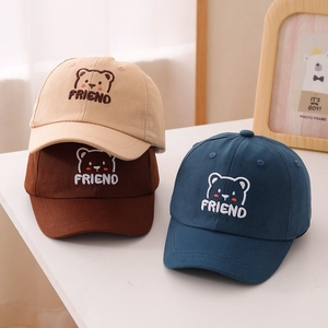 Tre cappellini da baseball per bambini con ricamo a forma di orso e testo 'FRIEND' in vari colori