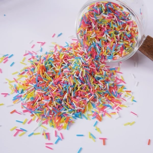 Bunte Streusel für DIY-Bastelarbeiten und Kuchendekoration aus einem Glasgefäß