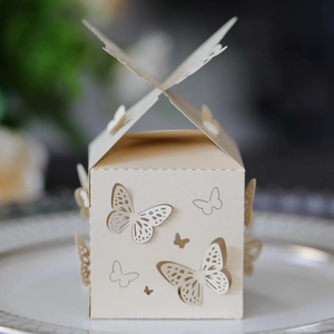 Detailansicht der cremefarbenen Hochzeits-Geschenkbox mit lasergeschnittenem Schmetterling