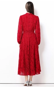 Détail de la robe longue en dentelle rouge élégante montrant la texture ajourée