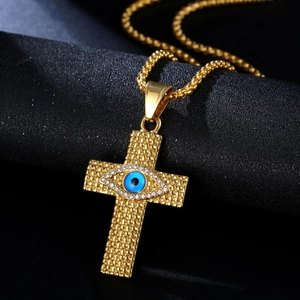 Collier hip hop plaqué or avec pendentif croix, oeil bleu et cristaux brillants