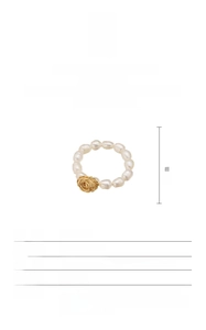 Dettaglio macro del diametro di 3 cm dell'anello con perle barocche avvolte in filo d'oro 18 carati
