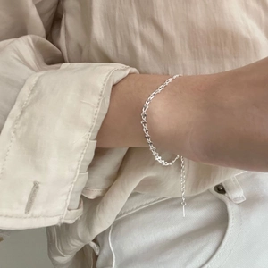 Minimalist S925 sterling silver twisted chain bracelet on model wrist with extender
