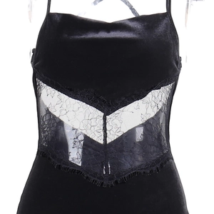 Détail de dentelle en V sur robe en velours noir avec fines bretelles spaghetti