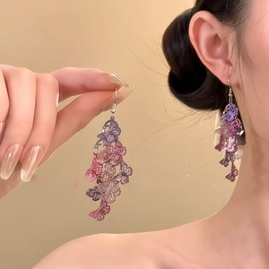 Boucles d'oreilles pendantes papillon évidé avec dégradé rose-violet sur mannequin