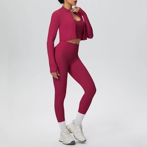 Dettaglio di un set yoga magenta a tre pezzi con giacca, reggiseno sportivo e leggings
