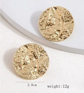 Detailed macro view of 2.8cm golden round earrings with vintage hammered texture and dimensions