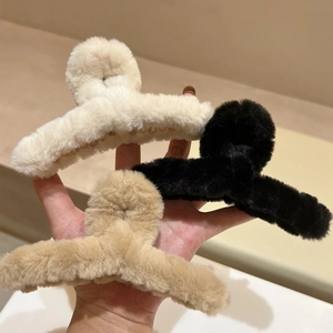 Pince À Cheveux En Peluche Alliage Pour Femmes Automne Hiver Grande Griffe Fausse Fourrure Élégant Doux Accessoire De Mode