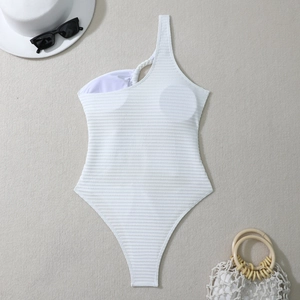 Détail d'un maillot de bain blanc à une épaule avec texture côtelée et détail corde