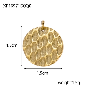 Ciondolo a stella placcato oro 14K 1,5cm con dettaglio trama in metallo martellato