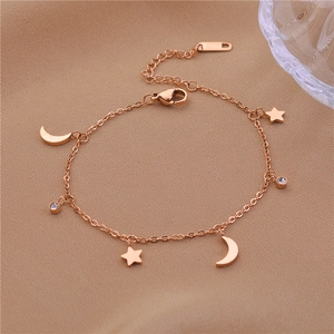 Detailaufnahme des roségoldenen Stern-Mond-Armbands mit feiner Kette und Karabiner