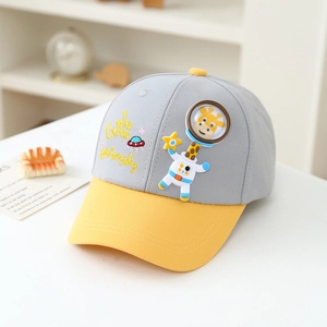 Dettaglio del cappellino per bambini con ricamo a giraffa astronauta e motivi stellati