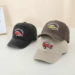 Detaillierte Makroansicht des gestickten Autos und Textes auf Vintage-Baseballkappen