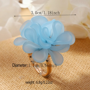 Macro shot of blue floral knit ring with detailed 3.0cm diameter and size measurements