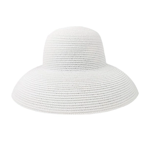 Détail d'un chapeau cloche blanc montrant la texture tressée et le large bord d'été