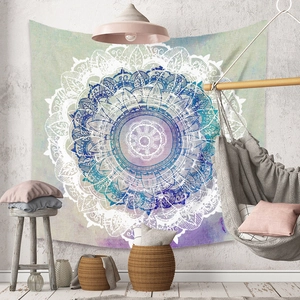 Détail de la tapisserie bohème mandala avec des dégradés bleus et violets sur un mur
