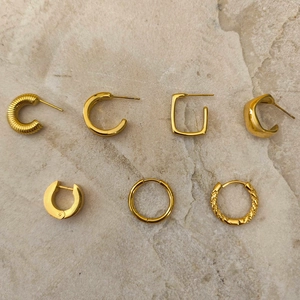 Lot de 7 créoles en acier titane plaqué or 14k avec diverses formes C et textures