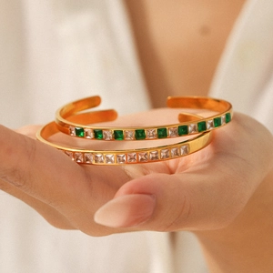 Bracelet jonc ouvert en acier inoxydable plaqué or 18K avec zircons verts et clairs