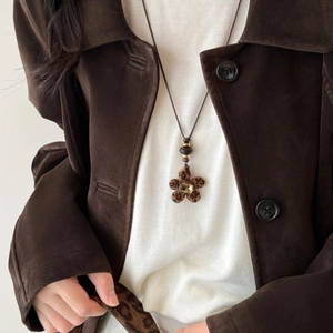 Retro leopard print flower pendant necklace with dark brown velvet rope for women