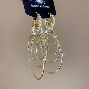Orecchini a cerchio multistrato placcati in oro con strass e design elegante