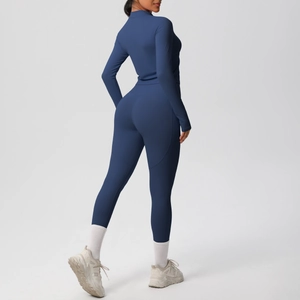 Vue détaillée du legging de yoga bleu marine avec coutures incurvées pour effet galbant