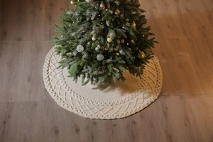 Détail macro du cache-pied de sapin de Noël tricoté crème avec motif de losanges