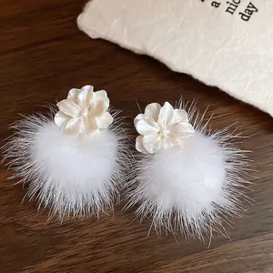 Boucles d'oreilles à fleurs françaises avec pétales nacrés et pompons en peluche