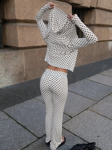 Französisches Set aus gepunktetem Cropped-Hoodie und schmaler Hose für Damen in Weiß