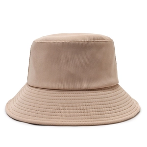 Chapeau bob beige minimaliste avec bord surpiqué renforcé pour protection solaire