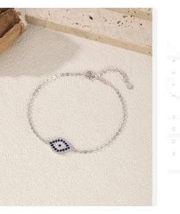 Détail macro du bracelet œil bleu en argent 925 avec des pierres de zircone brillantes