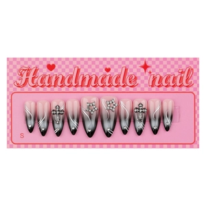 Faux ongles gothiques dégradés rose et noir avec breloques croix et étoiles argent